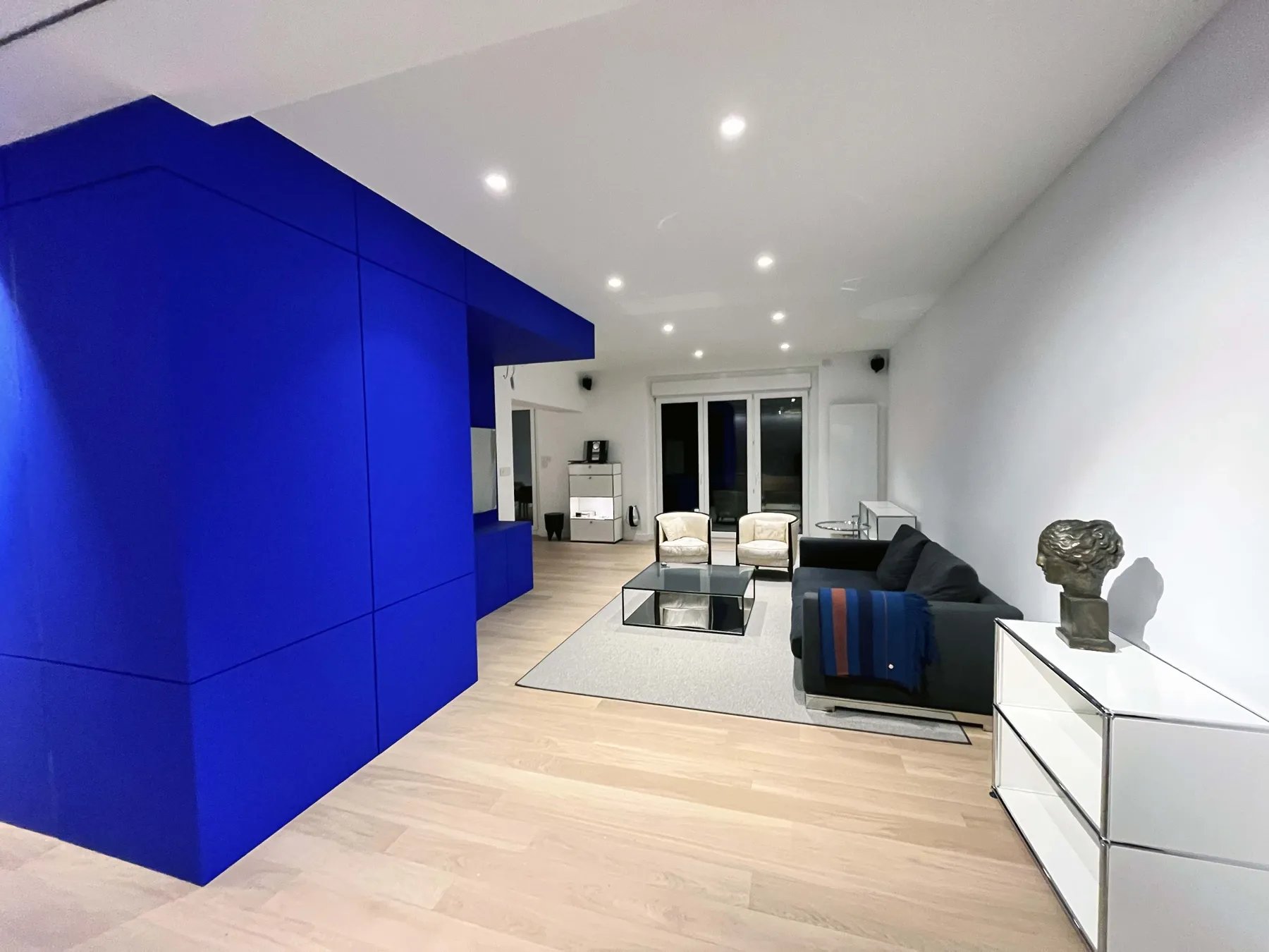 Un appartement bleu Klein